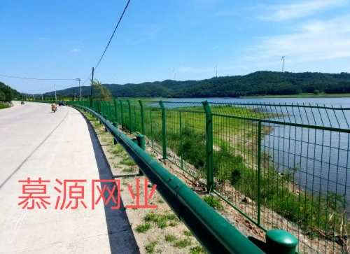 高速公路常用隔離網(wǎng)：公路隔離網(wǎng)、防炫目網(wǎng)、護欄板