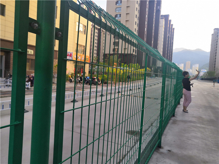 小區(qū)護欄網(wǎng)如何做到防盜又美觀